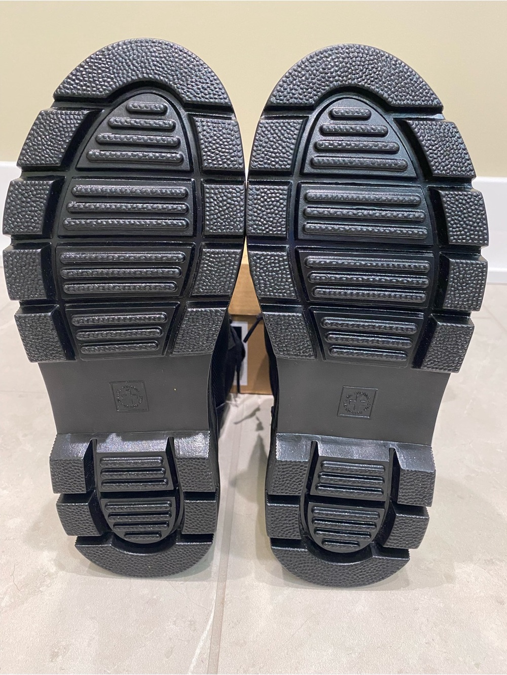 NEW in Box Dr. Martens Combs W Black Boots size 8 - Picture 5 of 12